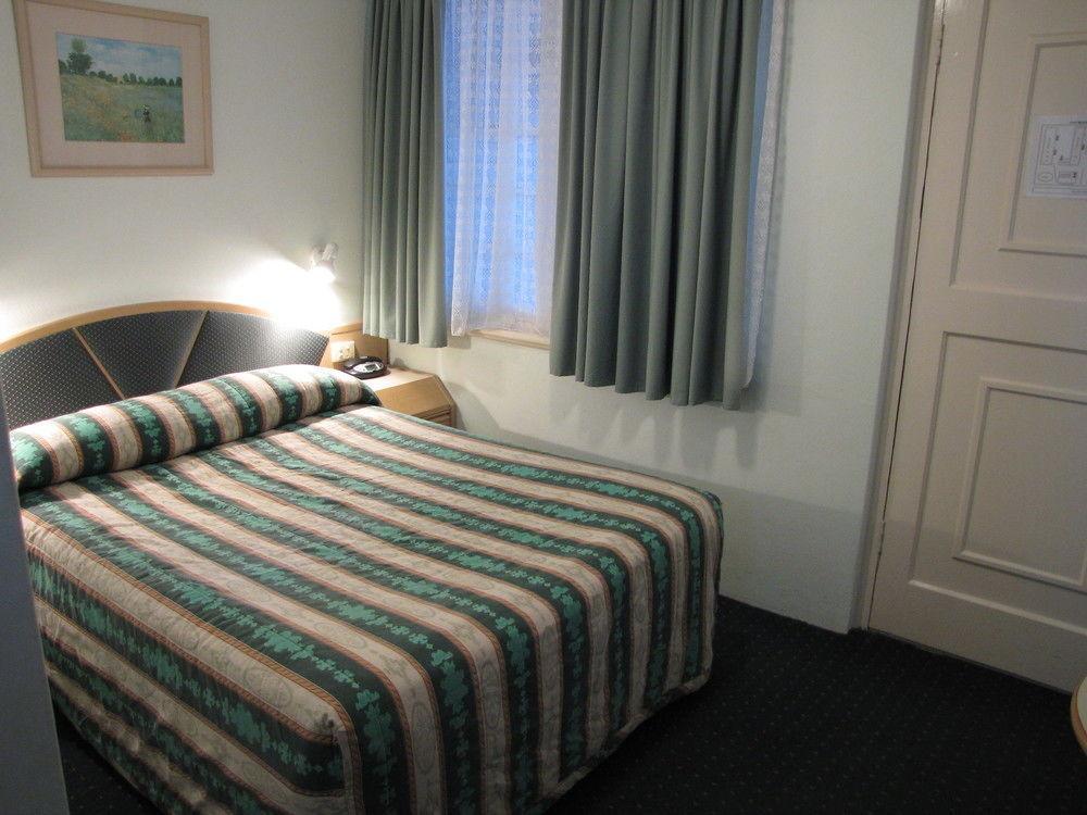Colonial Terrace Motor Inn Раймонд-Террас Экстерьер фото