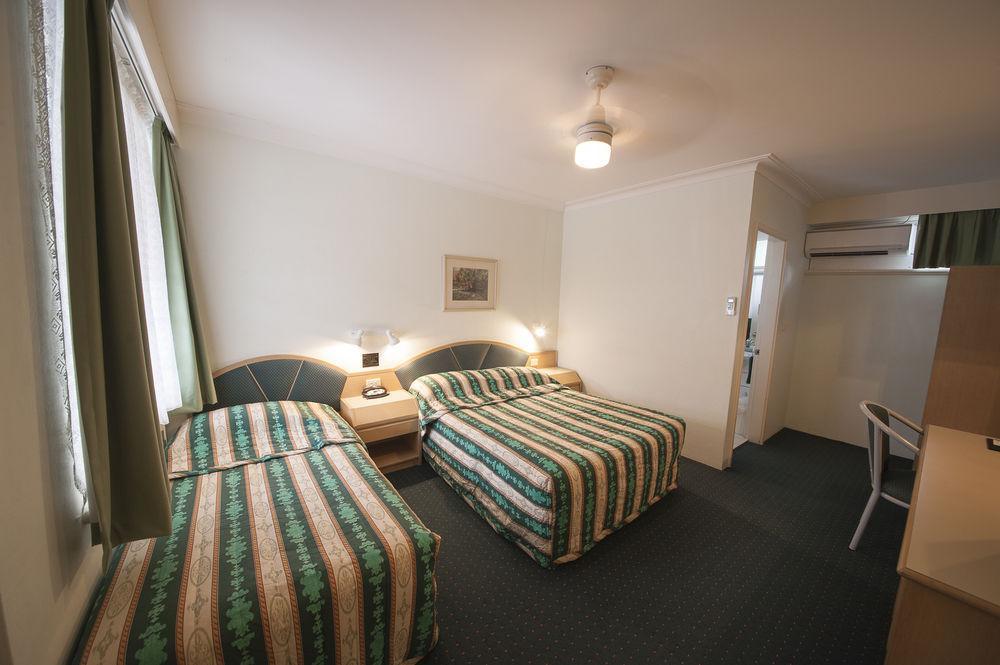 Colonial Terrace Motor Inn Раймонд-Террас Экстерьер фото