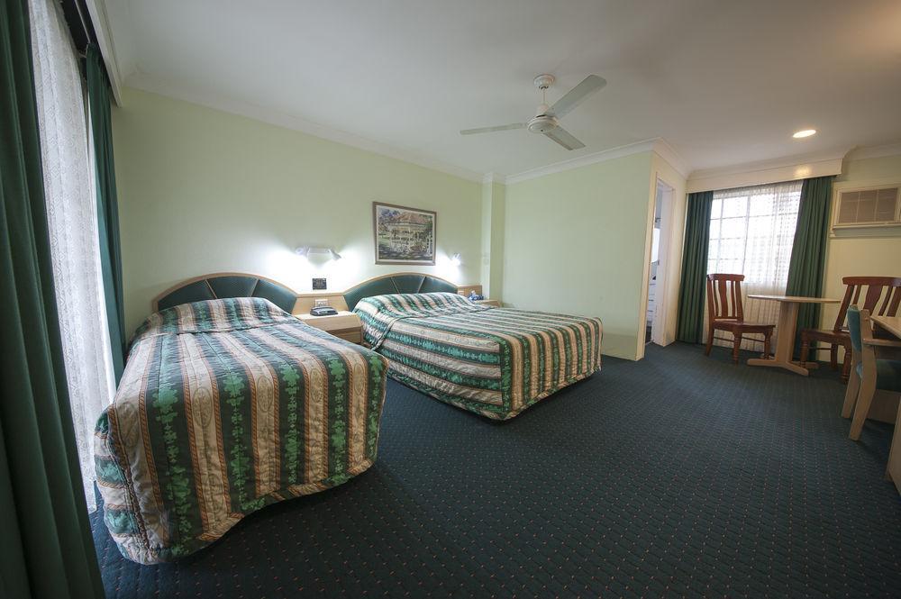 Colonial Terrace Motor Inn Раймонд-Террас Экстерьер фото