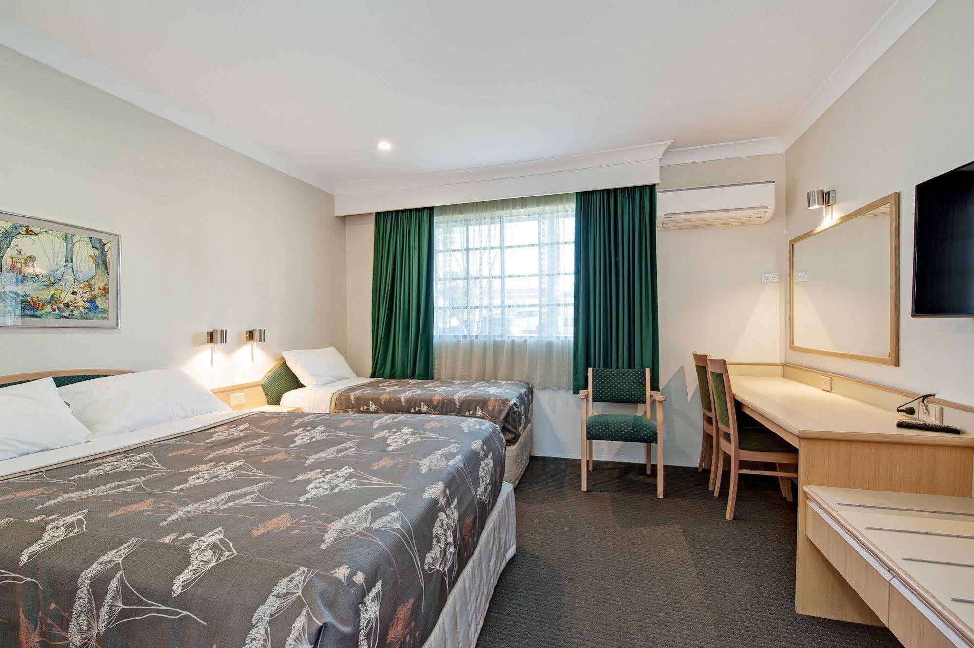 Colonial Terrace Motor Inn Раймонд-Террас Экстерьер фото